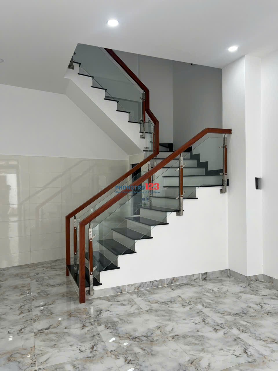 CHO THUÊ NHÀ NGUYÊN CĂN NGAY MỚI XÂY DỰNG 100% ĐƯỜNG LÊ VĂN VIỆT