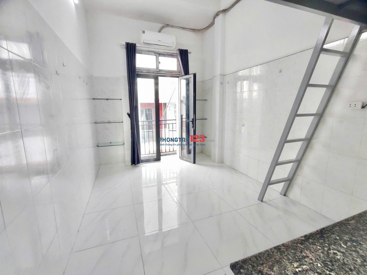 Phòng Ban công + Máy lạnh kế bên chợ đêm Man Thiện, cách HUTECH E 10p di chuyển