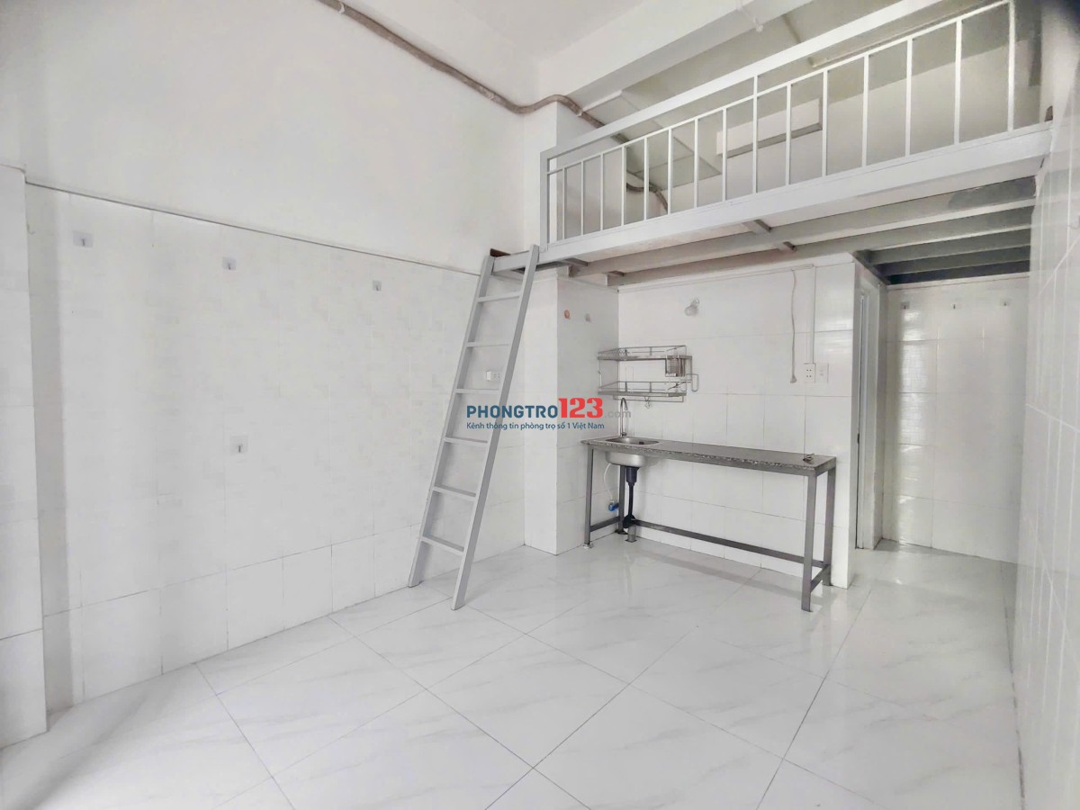 Phòng Ban công + Máy lạnh kế bên chợ đêm Man Thiện, cách HUTECH E 10p di chuyển