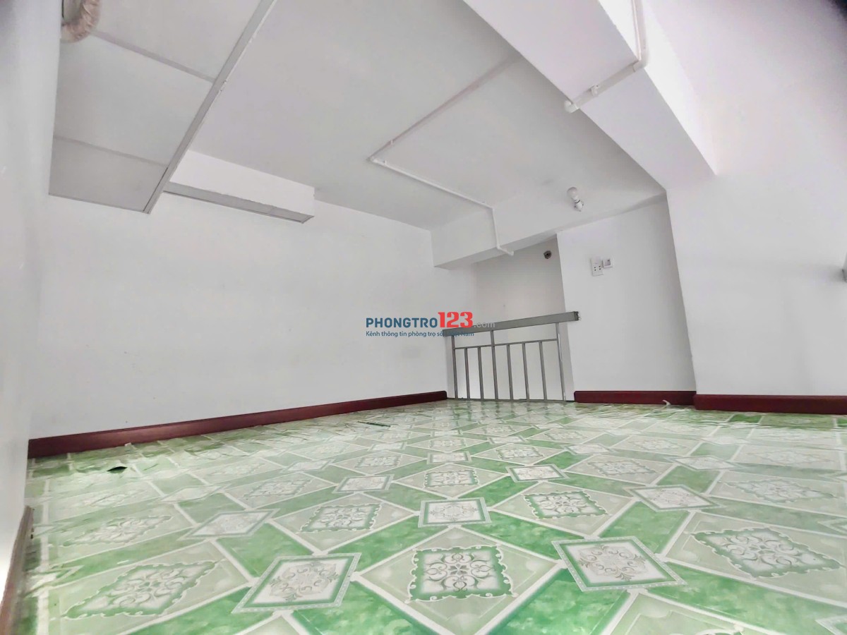 Phòng Ban công + Máy lạnh kế bên chợ đêm Man Thiện, cách HUTECH E 10p di chuyển