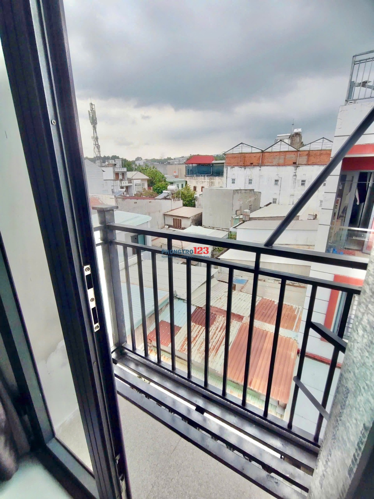 Phòng Ban công + Máy lạnh kế bên chợ đêm Man Thiện, cách HUTECH E 10p di chuyển