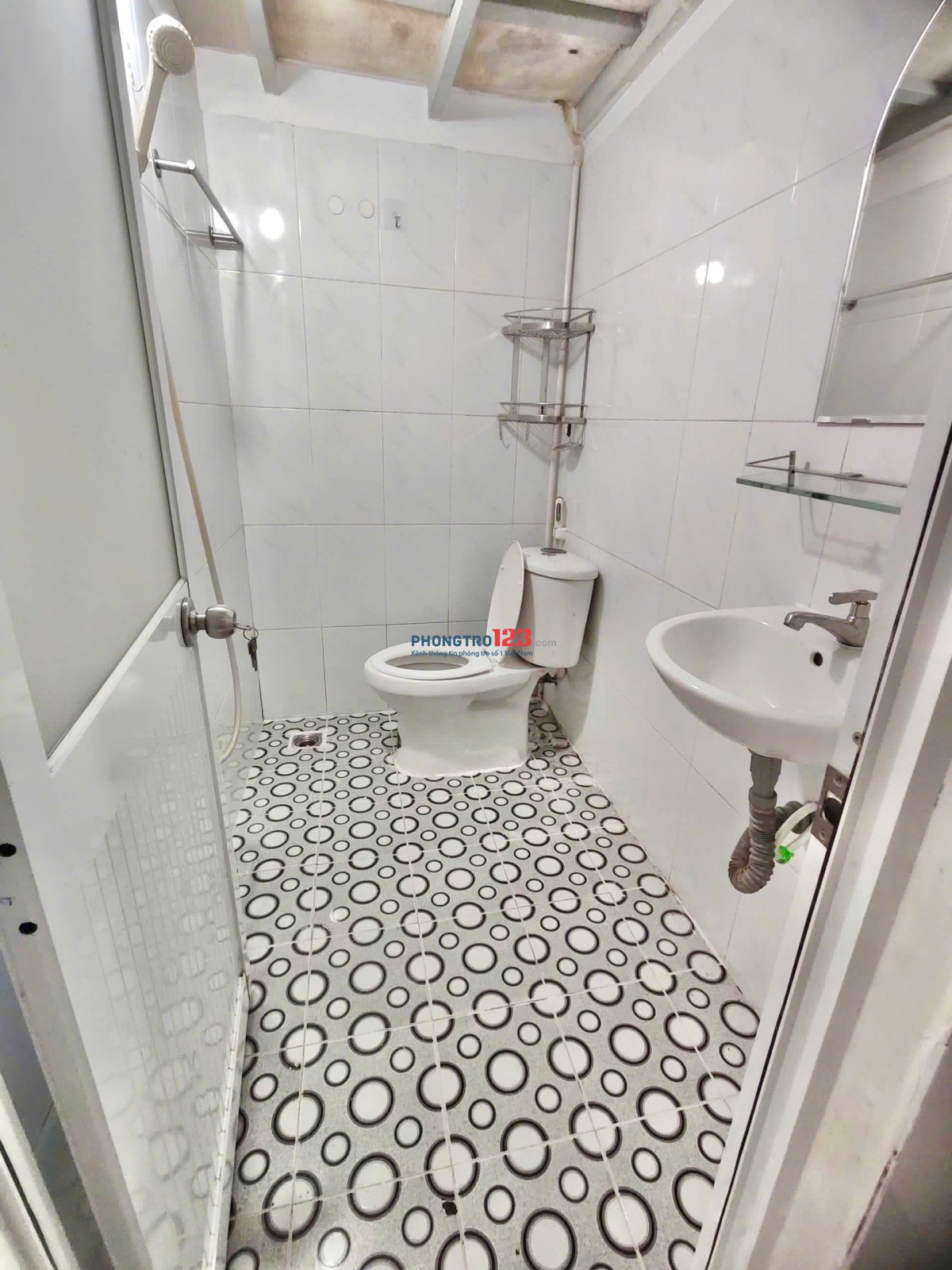 Phòng Ban công + Máy lạnh kế bên chợ đêm Man Thiện, cách HUTECH E 10p di chuyển