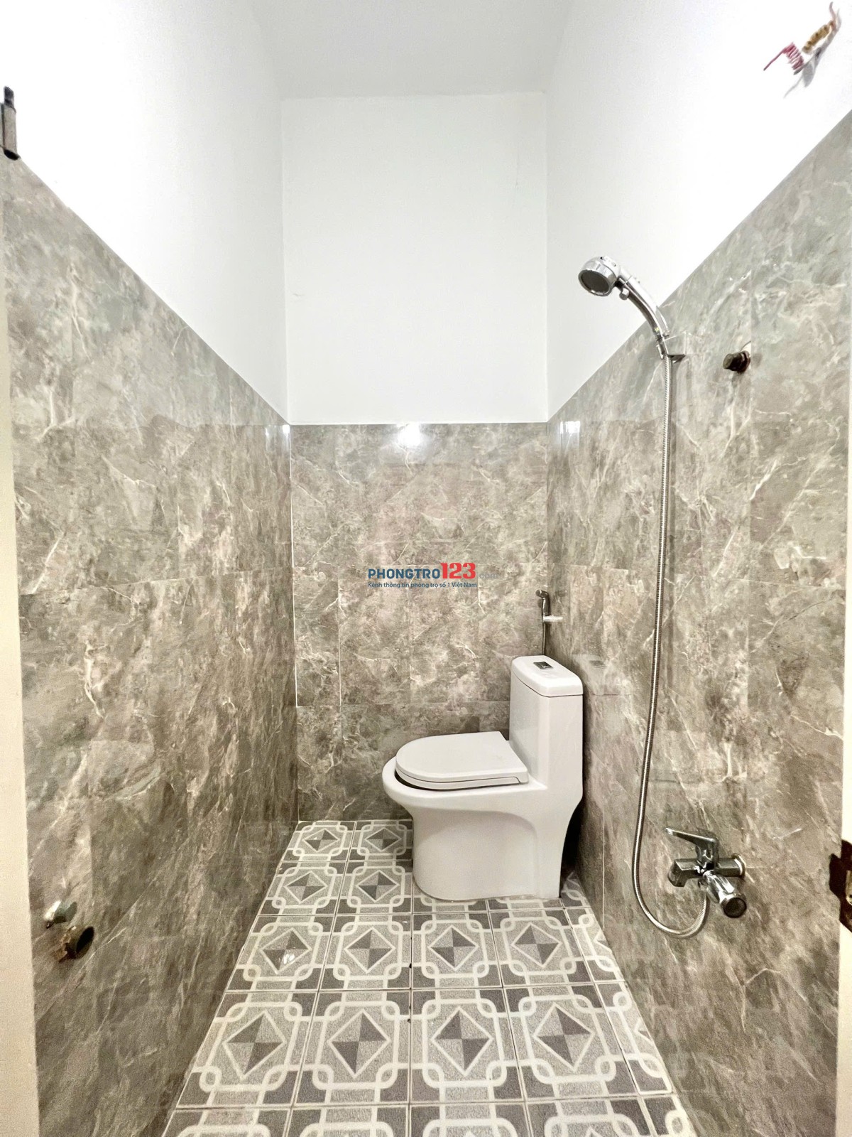 CHO THUÊ PHÒNG TRỌ BAN CÔNG GIÁ RẺ ĐẦY ĐỦ NỘI THẤT GẦN CÔNG VIÊN LÊ THỊ RIÊNG, CHỢ HOÀ HƯNG, GO!..