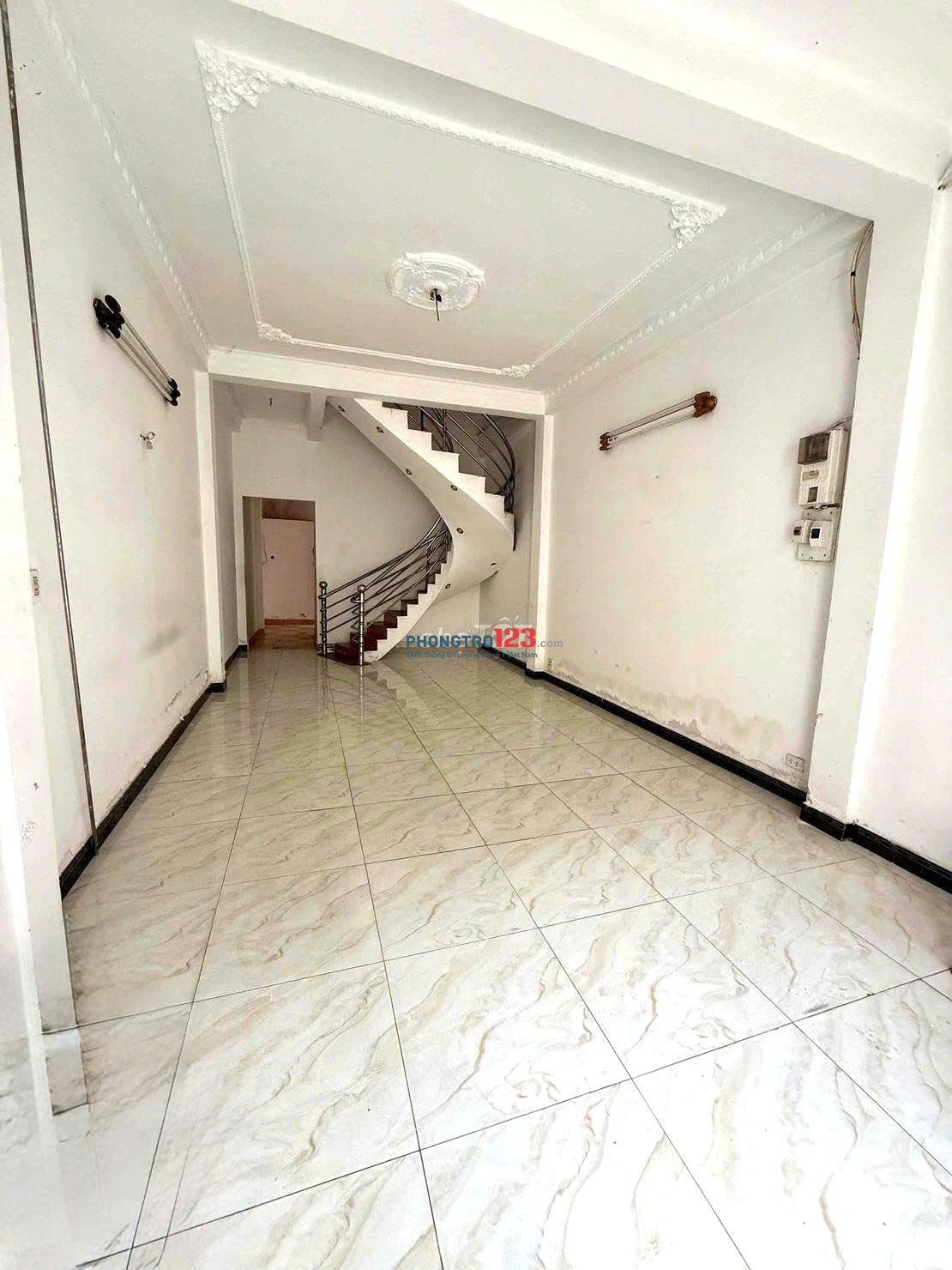 Cho thuê Phòng Hẻm 154 Âu Dương Lân P3Q8. (25m2) gần chợ, ô tô đỗ cửa, 2- 3tr/phòng