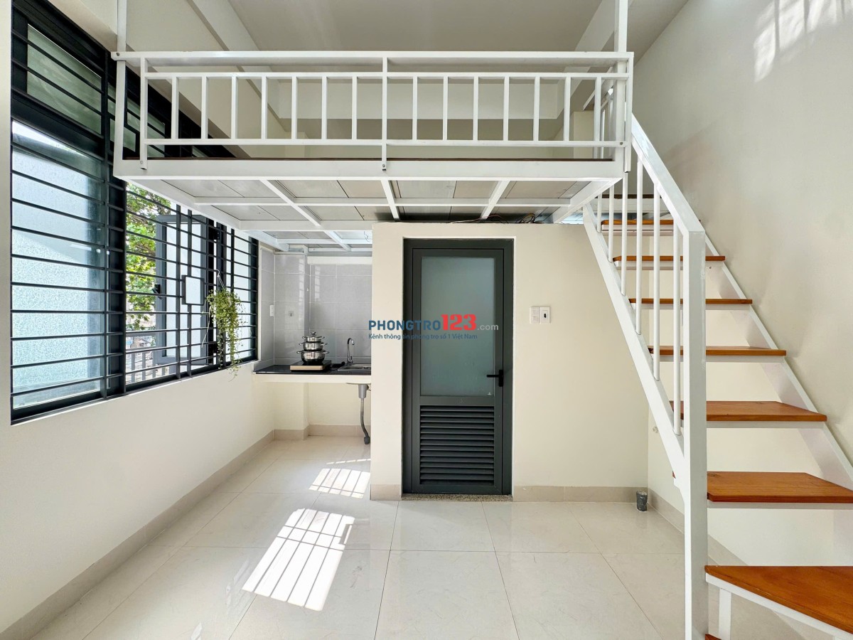 PHÒNG BAN CÔNG FULL NỘI THẤT DUPLEX NGAY HỒ XUÂN HƯƠNG