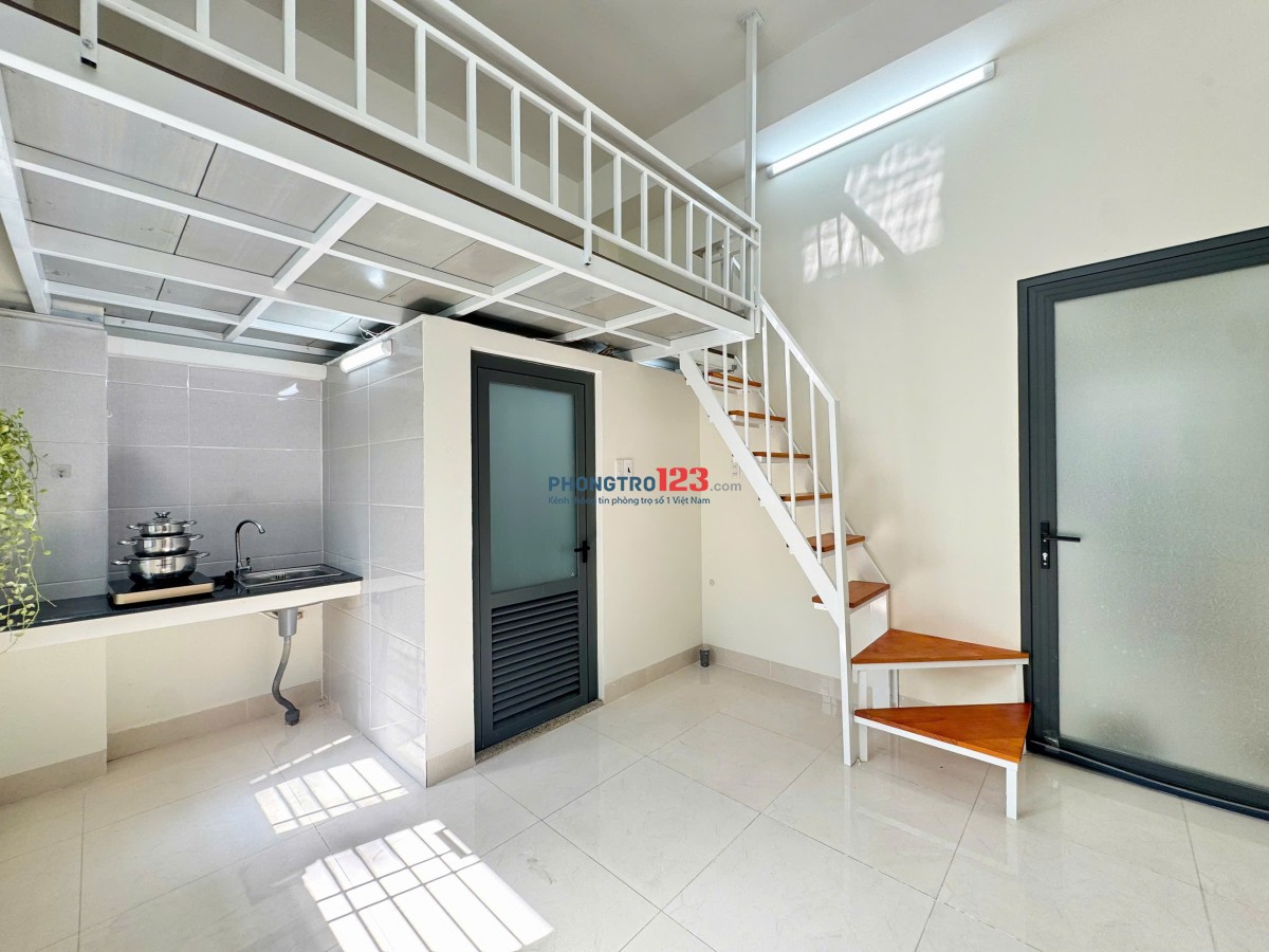 PHÒNG BAN CÔNG FULL NỘI THẤT DUPLEX NGAY HỒ XUÂN HƯƠNG