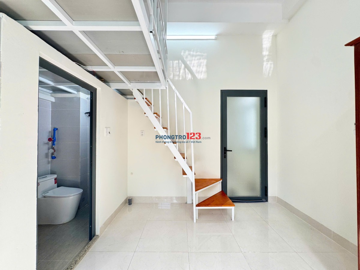 PHÒNG BAN CÔNG FULL NỘI THẤT DUPLEX NGAY HỒ XUÂN HƯƠNG