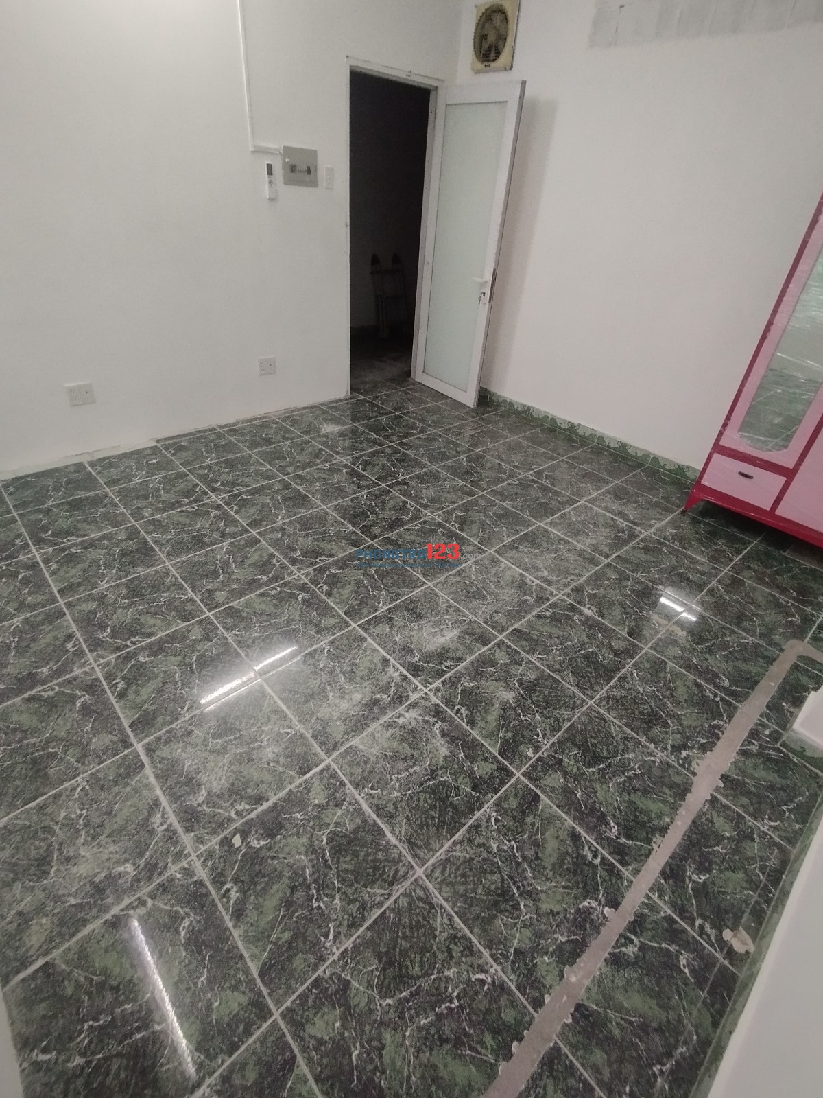 Phòng máy lạnh bếp tách phòng ngủ. Giá 2,8 triệu cạnh bến xe Quận 8
