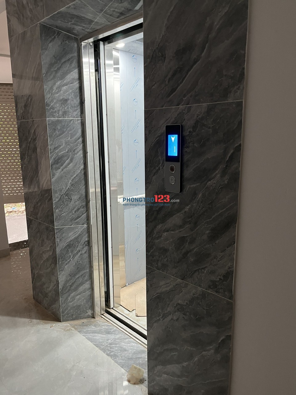 CHO THUÊ CĂN HỘ TẦNG 3 NHÀ MẶT ĐƯỜNG CÓ THANG MÁY, GẦN TRƯỜNG HỌC, CHỢ,