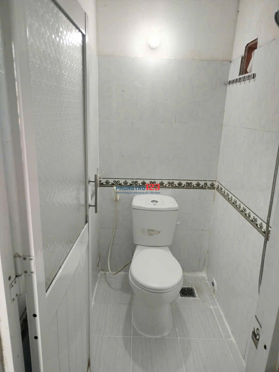 Phòng có gác rộng sạch sẽ ở đầu tháng 1