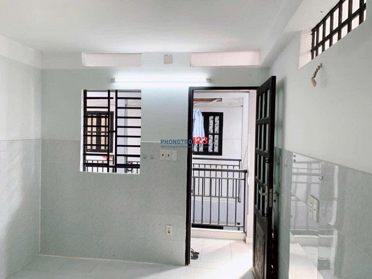 Phòng có gác rộng sạch sẽ ở đầu tháng 1