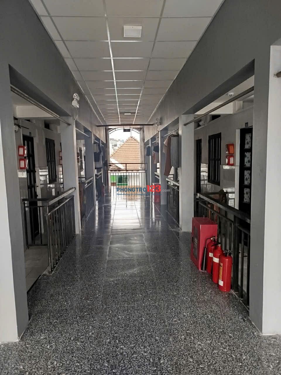 Phòng có gác rộng sạch sẽ ở đầu tháng 1