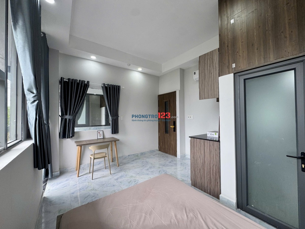 Cho Thuê Phòng Ban Công Cửa Sổ Lớn Full Nội Thất 35m2 Ngay Tại Thích Quảng Đức Gần Quận 3, Quận 1