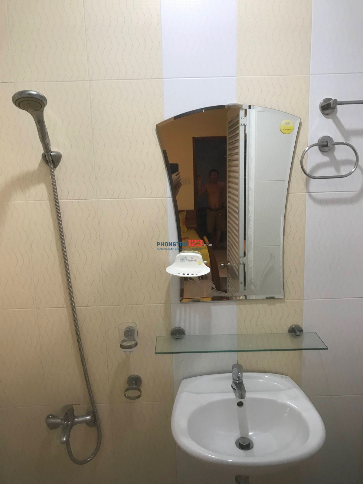 Phòng cao cấp, đầy đủ tiện nghi.. Gần Đài truyền hình và trường Khoa Học Xã Hội & Nhân Văn 200 mét.