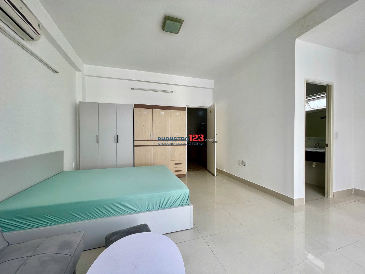 Căn hộ studio ban công full nội thất máy giặt riêng gần vòng xoang lăng cha cả cv hoàng văn thụ