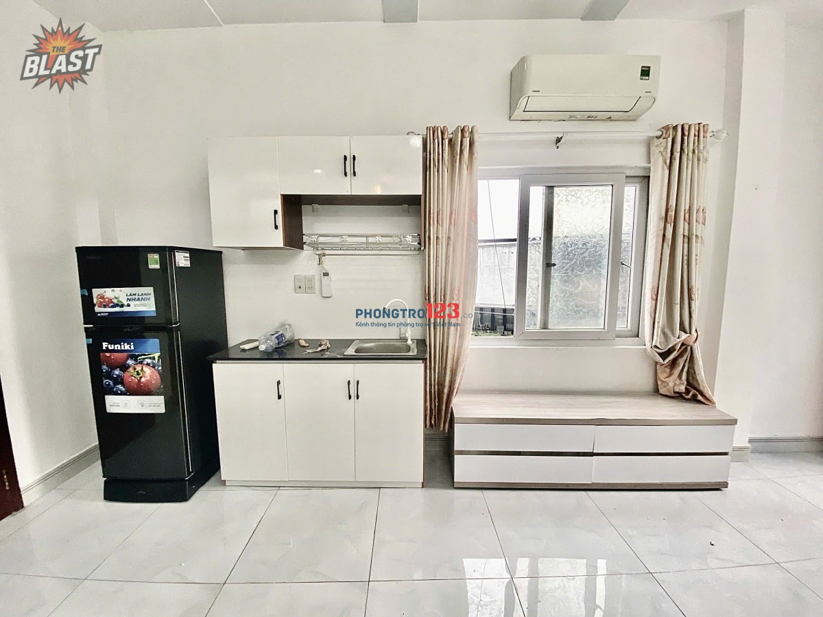 Phòng trọ ban công, cửa sổ lớn - gần chợ Bà Chiễu - giáp Q1, Phú Nhuận