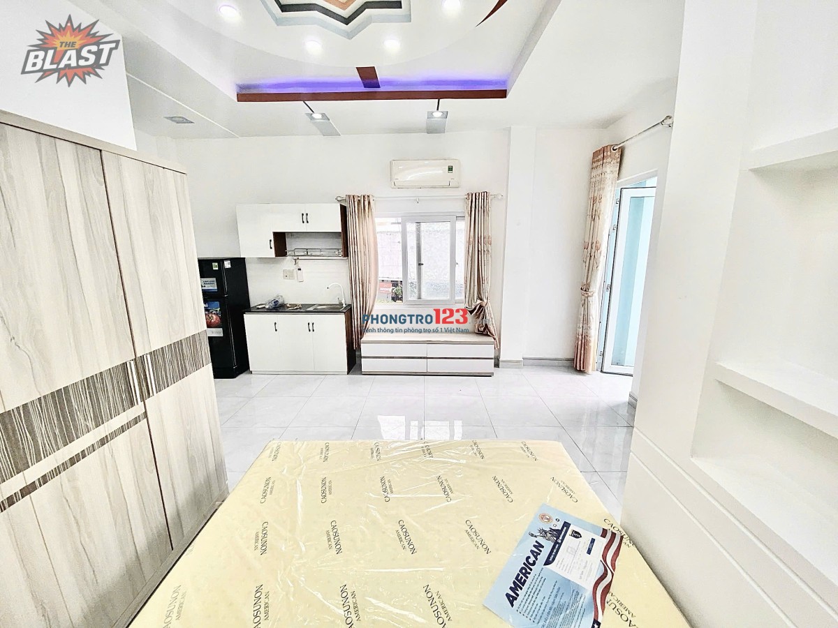 Phòng trọ ban công, cửa sổ lớn - gần chợ Bà Chiễu - giáp Q1, Phú Nhuận