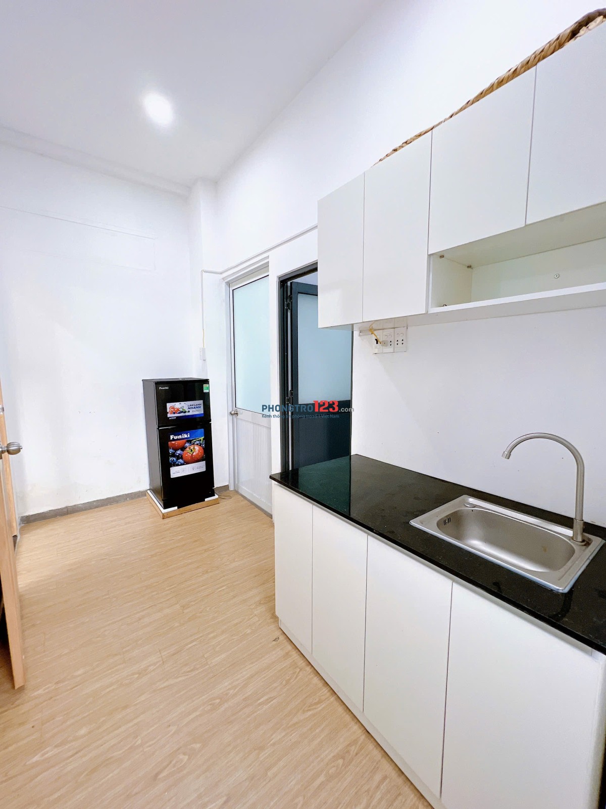 CHO THUÊ PHÒNG TÁCH BẾP CỬA SỔ TRỜI LỚN NẰM NGAY TRUNG TÂM PHÚ NHUẬN GẦN CHỢ BÀ CHIỄU SÁT QUẬN 1,3