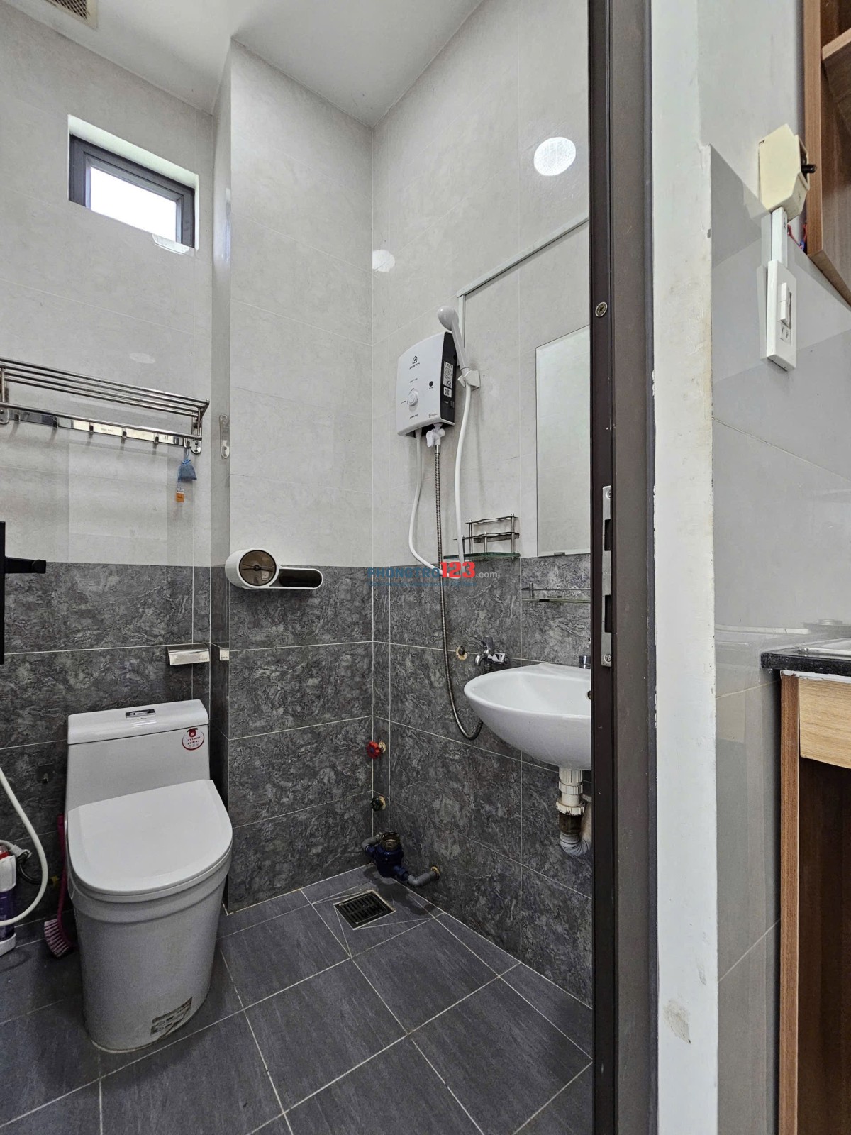 Phòng trọ ban công full nội thất 30m2 gần ĐH Ngoại Thương, Hutech, Hồng Bàng đường Nguyễn Gia Trí