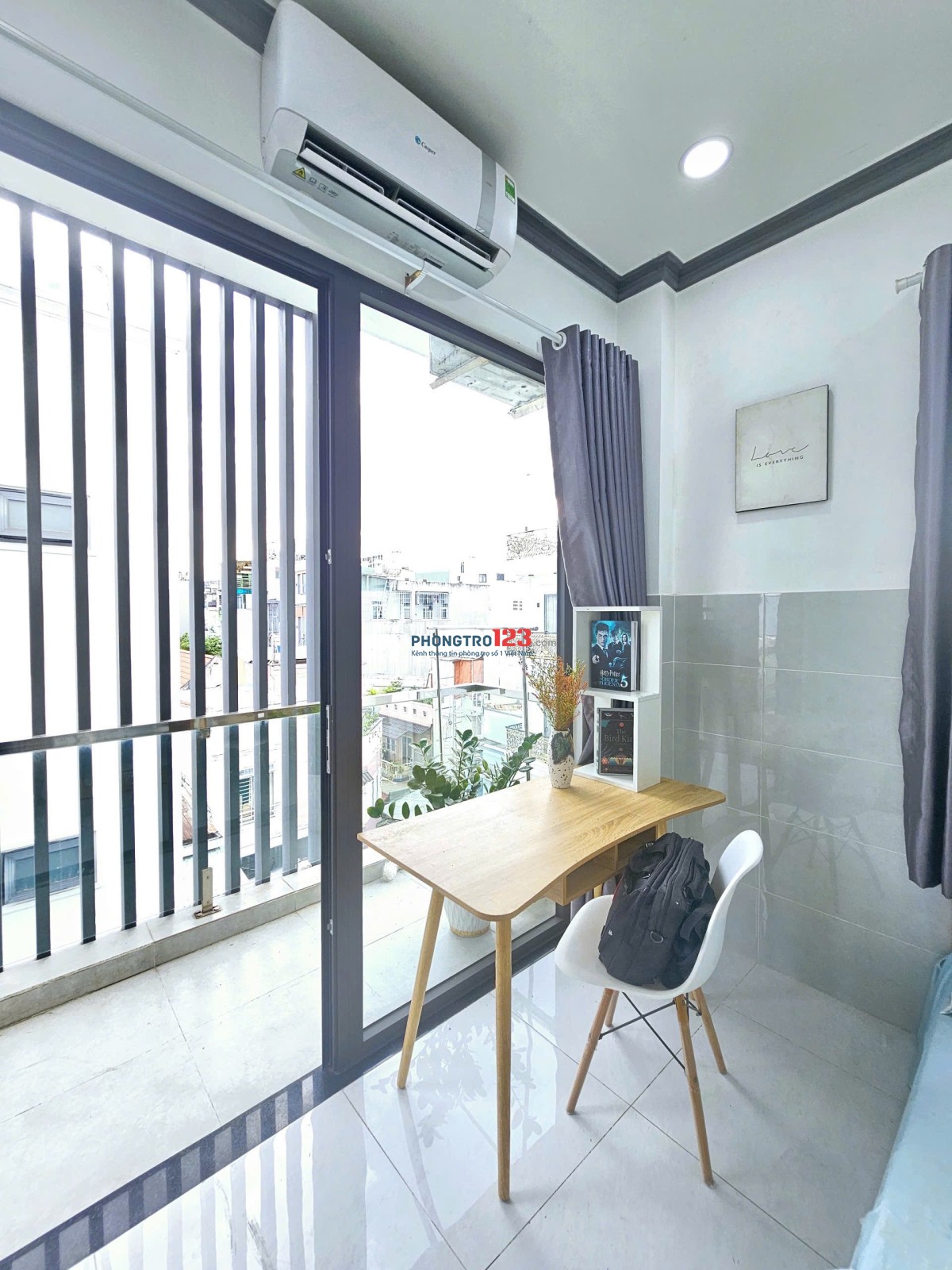 Phòng trọ ban công full nội thất 30m2 gần ĐH Ngoại Thương, Hutech, Hồng Bàng đường Nguyễn Gia Trí