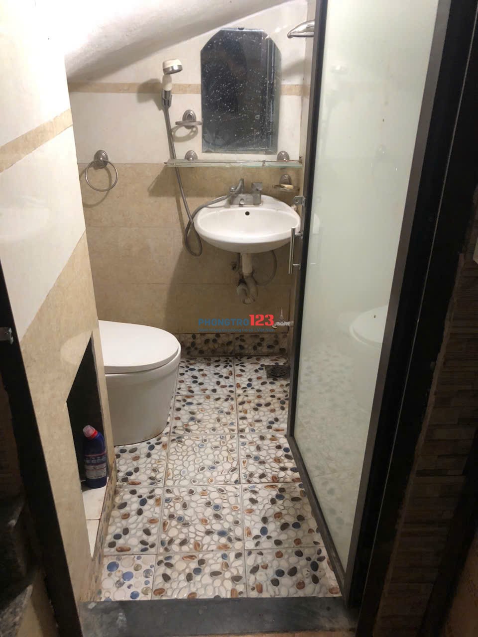 Còn 1 phòng cho sinh viên thuê, yêu cầu ở sạch sẽ, trật tự 1 triệu 6 dịch vụ 200k