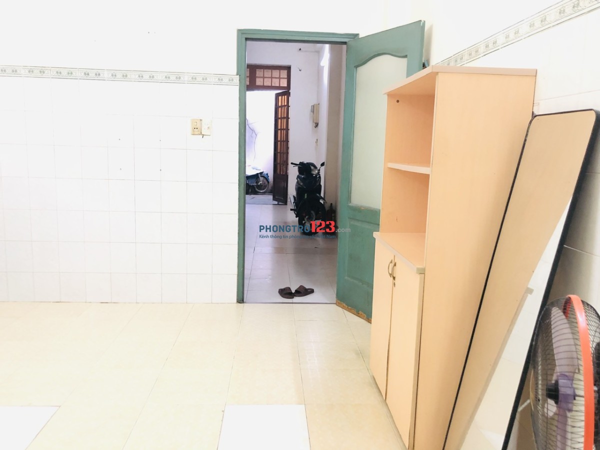 Phòng lớn có bếp ngay tầng trệt ở hẻm 134 Lý Chính Thắng