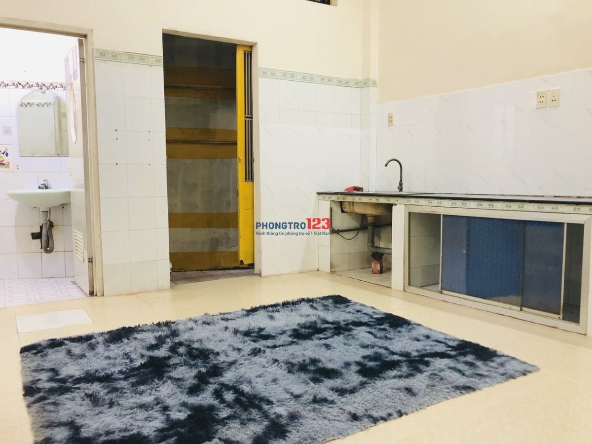 Phòng lớn có bếp ngay tầng trệt ở hẻm 134 Lý Chính Thắng