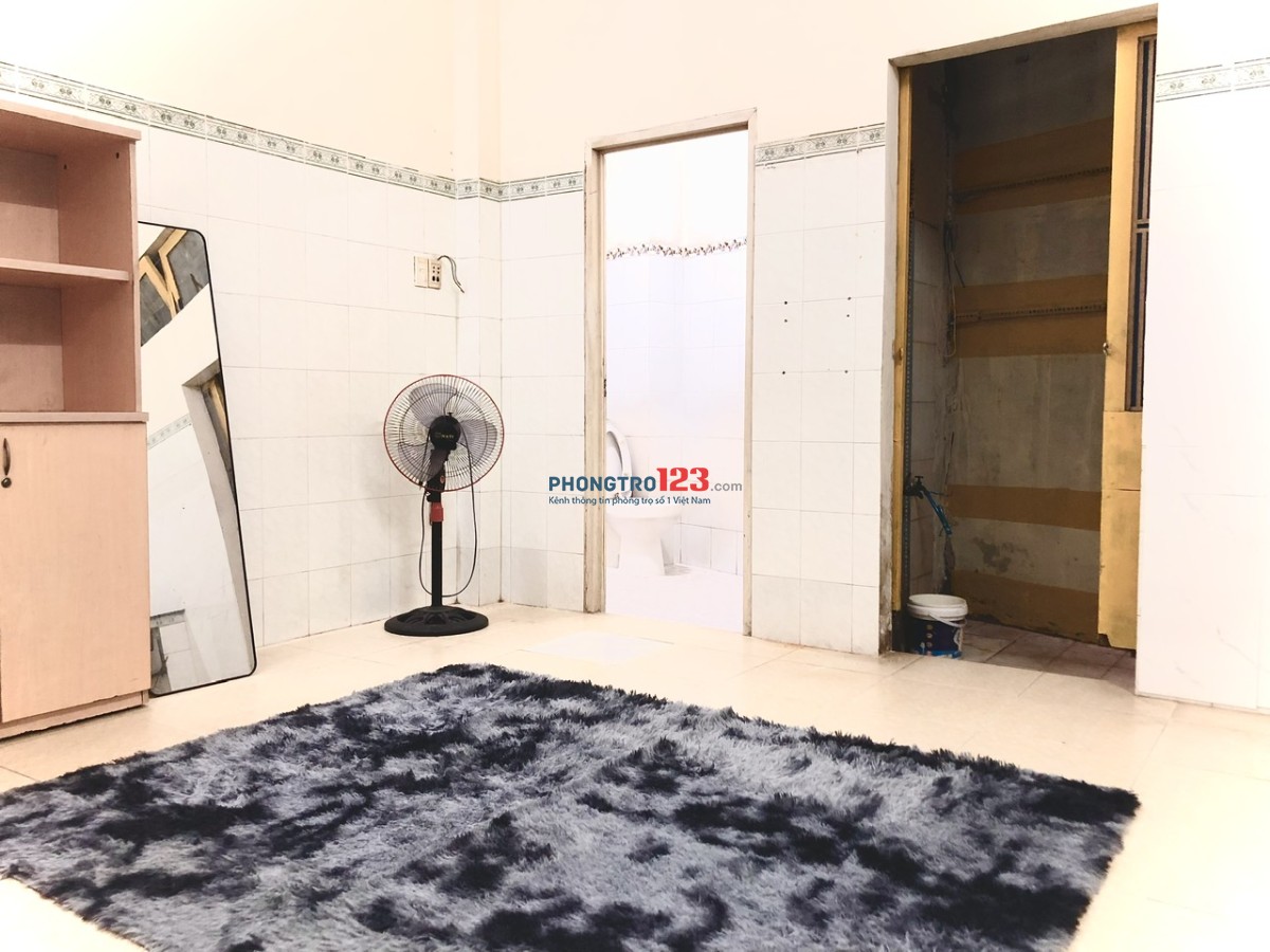 Phòng lớn có bếp ngay tầng trệt ở hẻm 134 Lý Chính Thắng