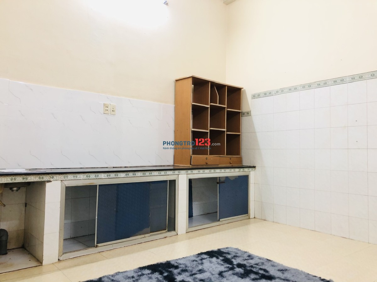 Phòng lớn có bếp ngay tầng trệt ở hẻm 134 Lý Chính Thắng