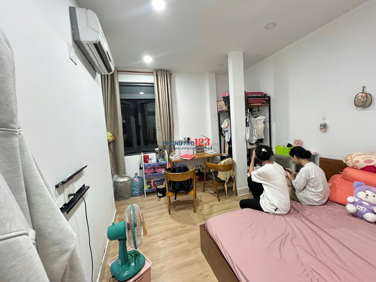 Cho thuê phòng có cửa sổ 25m2 ngay chợ Hoàng Hoa Thám