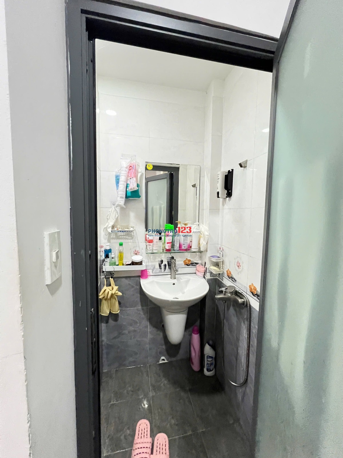 Cho thuê phòng có cửa sổ 25m2 ngay chợ Hoàng Hoa Thám