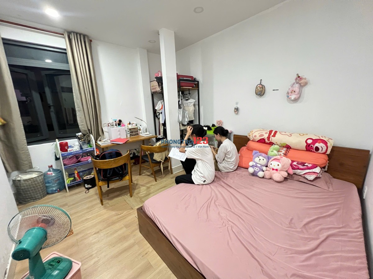 Cho thuê phòng có cửa sổ 25m2 ngay chợ Hoàng Hoa Thám