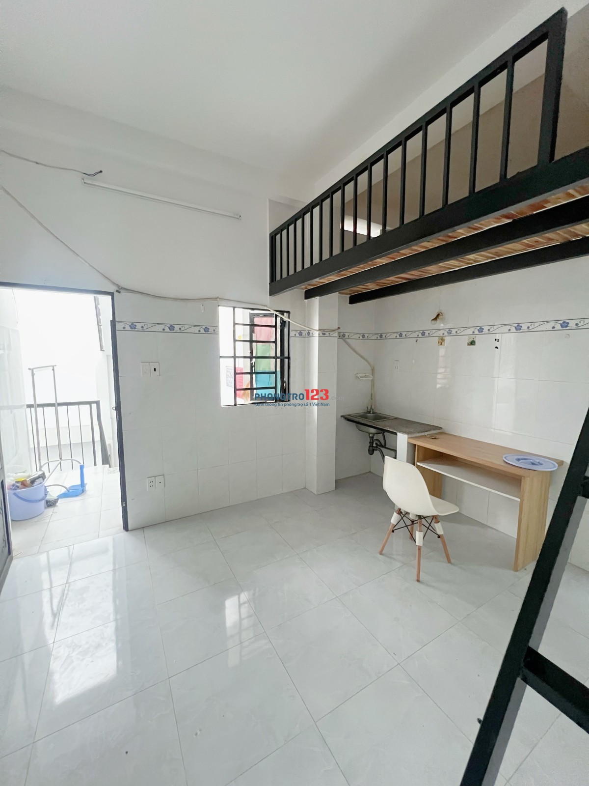 Phòng gác cửa sổ gần Đầm Sen