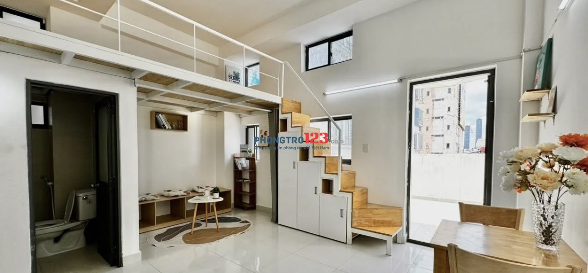 Duplex cửa sổ thoáng mát, , gần VHU , PNTU Hướng ra trung tâm Q10