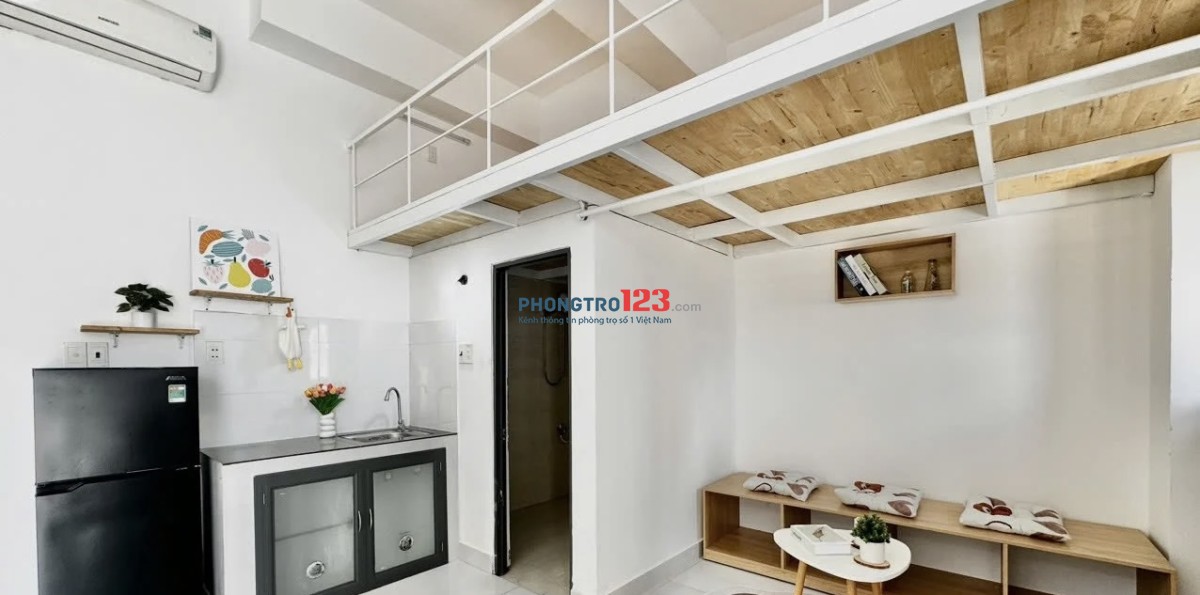 Duplex cửa sổ thoáng mát, , gần VHU , PNTU Hướng ra trung tâm Q10