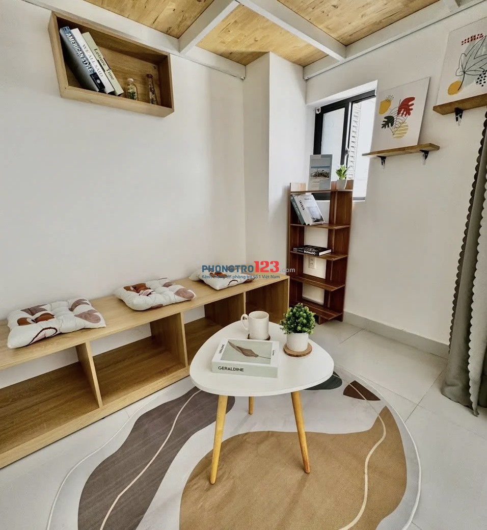 Duplex cửa sổ thoáng mát, , gần VHU , PNTU Hướng ra trung tâm Q10