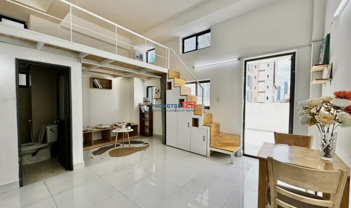 Duplex cửa sổ thoáng mát, , gần VHU , PNTU Hướng ra trung tâm Q10