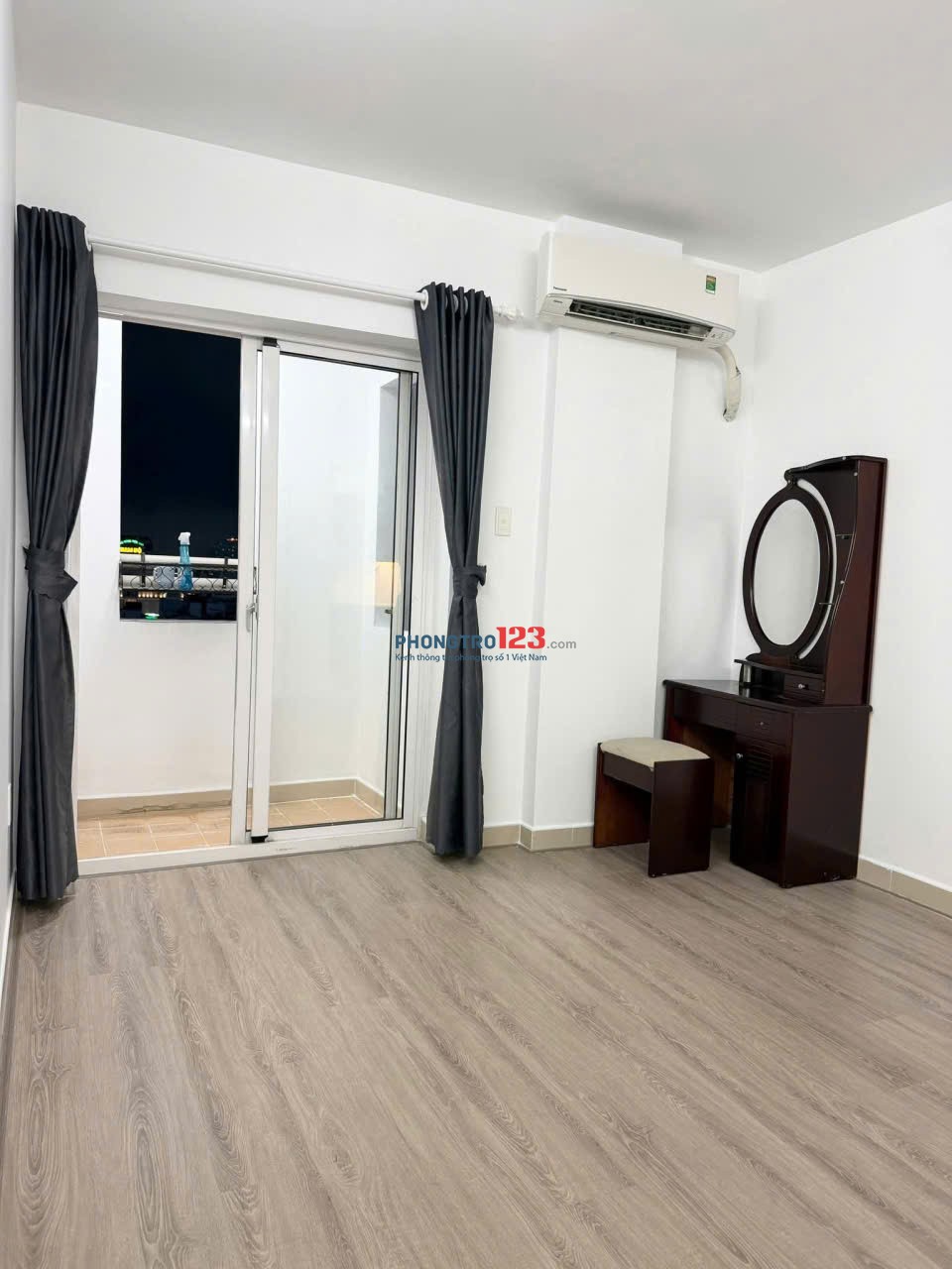 Căn hộ 79m2, 2p ngủ có nội thất C/c Babylon, Tân Phú - giá 12,5tr/th