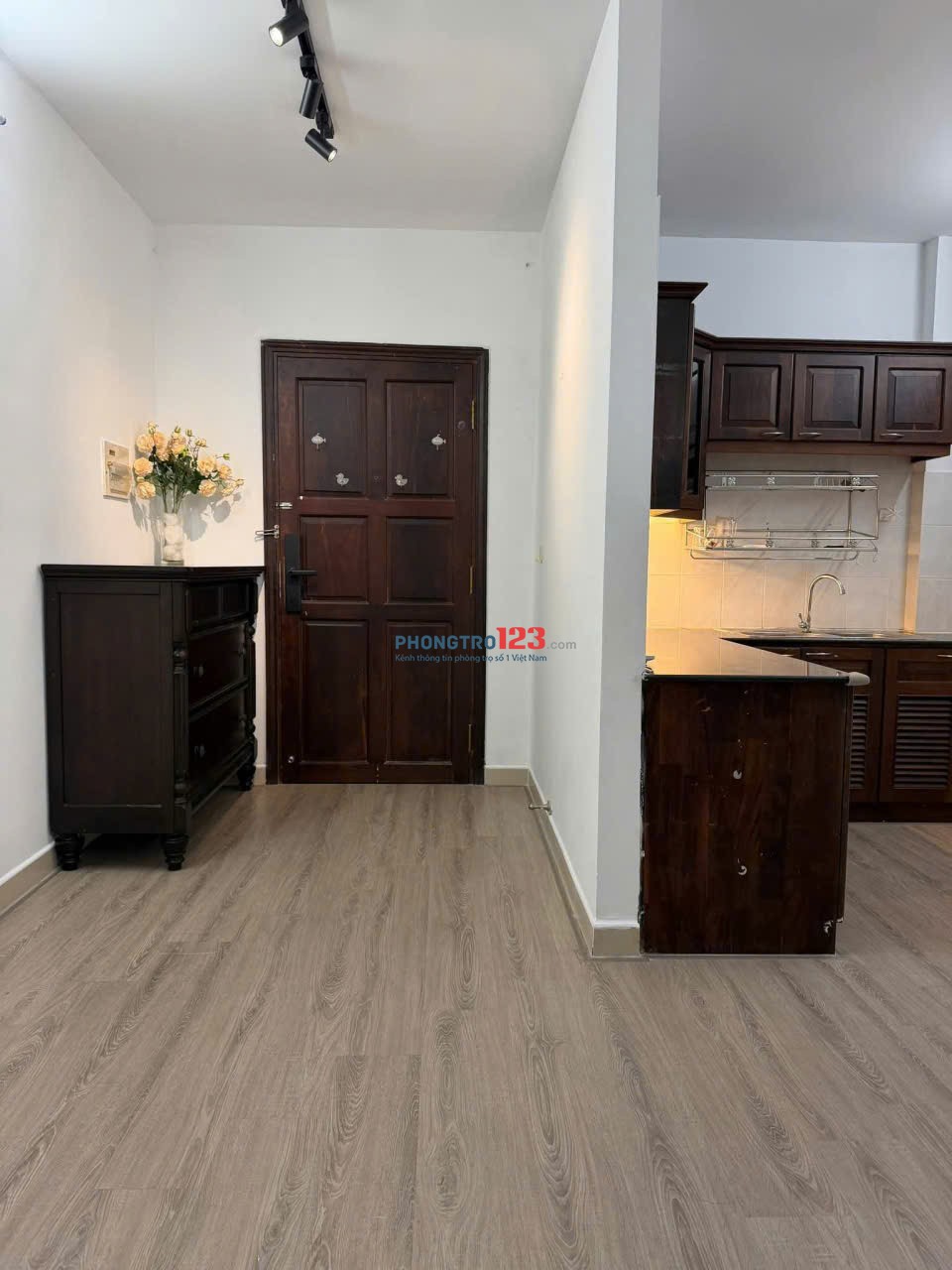 Căn hộ 79m2, 2p ngủ có nội thất C/c Babylon, Tân Phú - giá 12,5tr/th