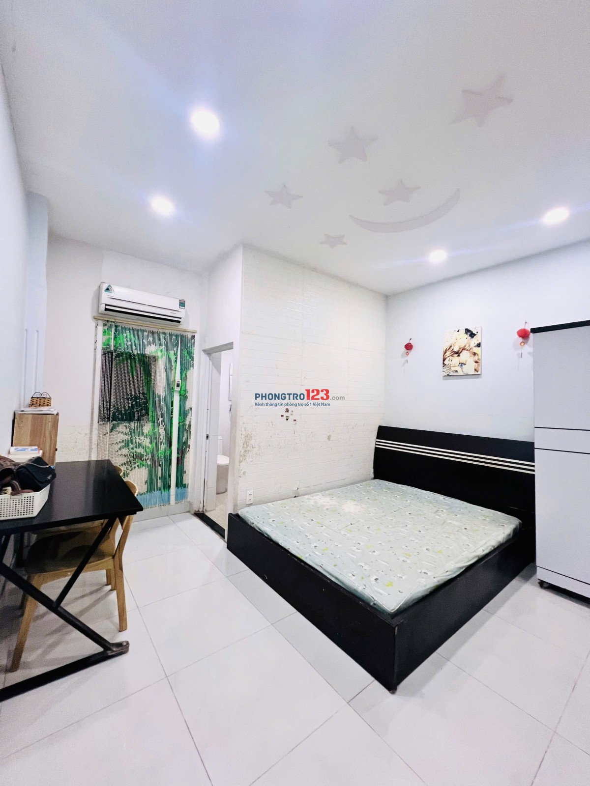 Phòng trọ số 4E bàu cát 1 dt 25 m2 đầy đủ nội thất . Toillet riêng , máy lạnh , tủ lạnh …v.v..