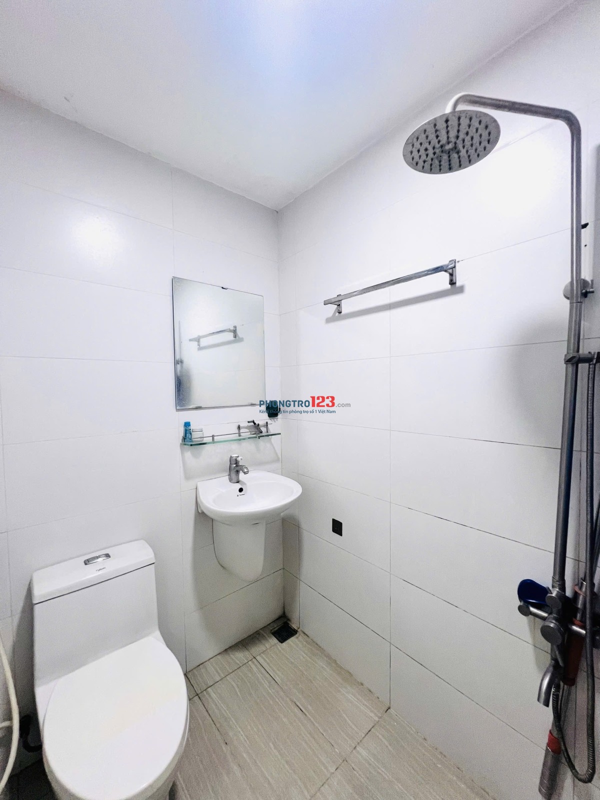 Phòng trọ số 4E bàu cát 1 dt 25 m2 đầy đủ nội thất . Toillet riêng , máy lạnh , tủ lạnh …v.v..