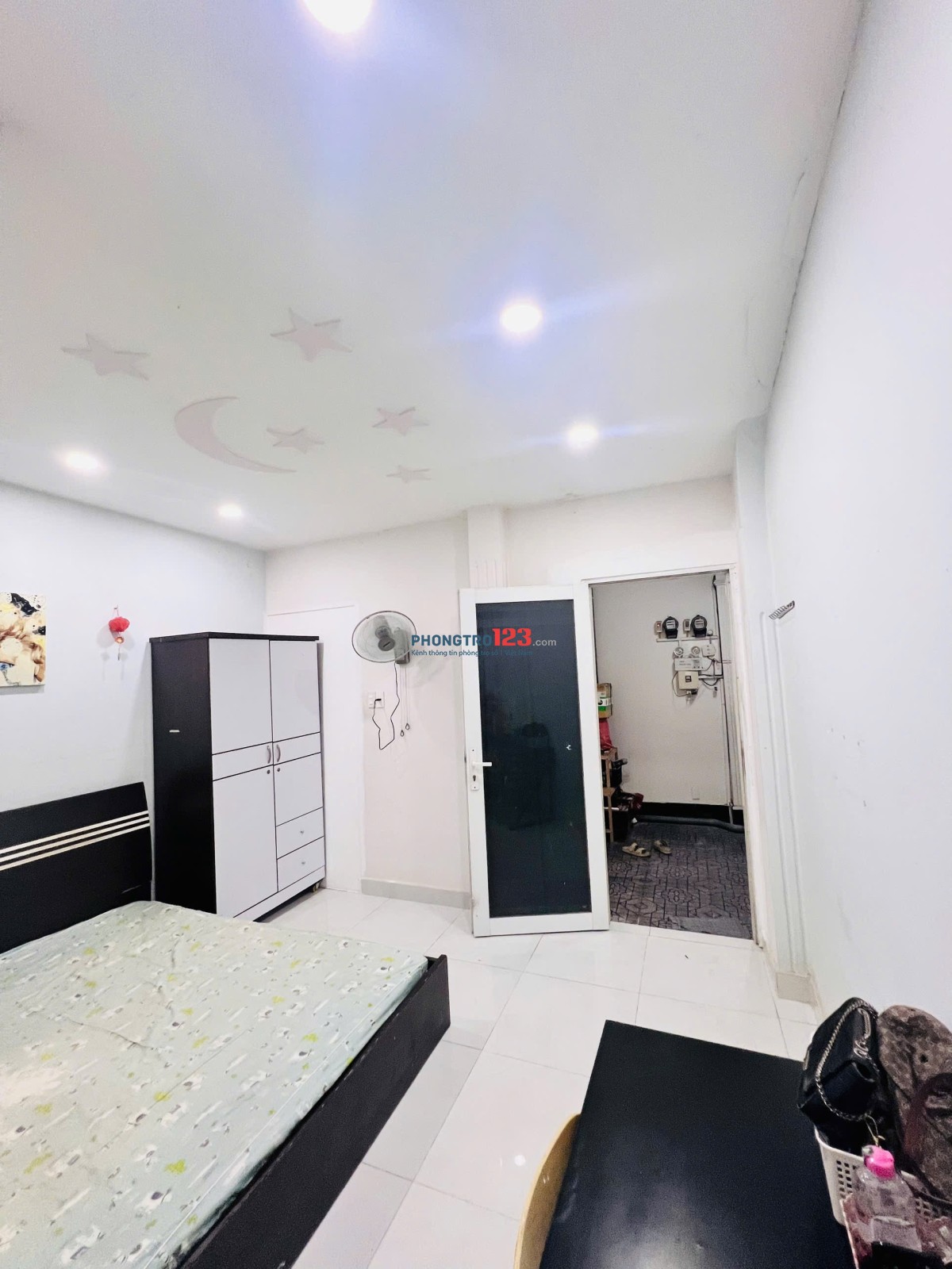 Phòng trọ số 4E bàu cát 1 dt 25 m2 đầy đủ nội thất . Toillet riêng , máy lạnh , tủ lạnh …v.v..