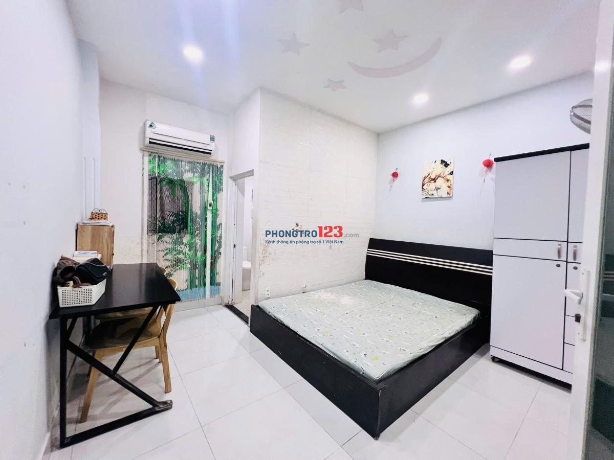 Phòng trọ số 4E bàu cát 1 dt 25 m2 đầy đủ nội thất . Toillet riêng , máy lạnh , tủ lạnh …v.v..