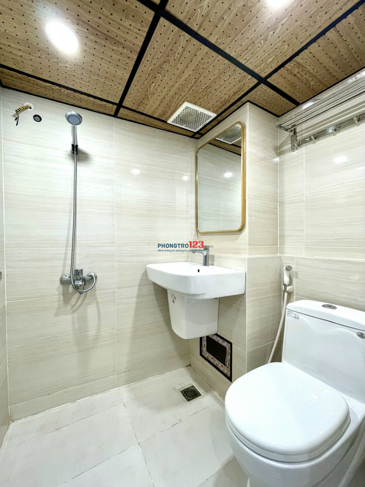 PHÒNG CHO THUÊ NỘI THẤT CƠ BẢN, CỬA SỔ THOÁNG MÁT ĐỐI DIỆN ETOWN CỘNG HOÀ