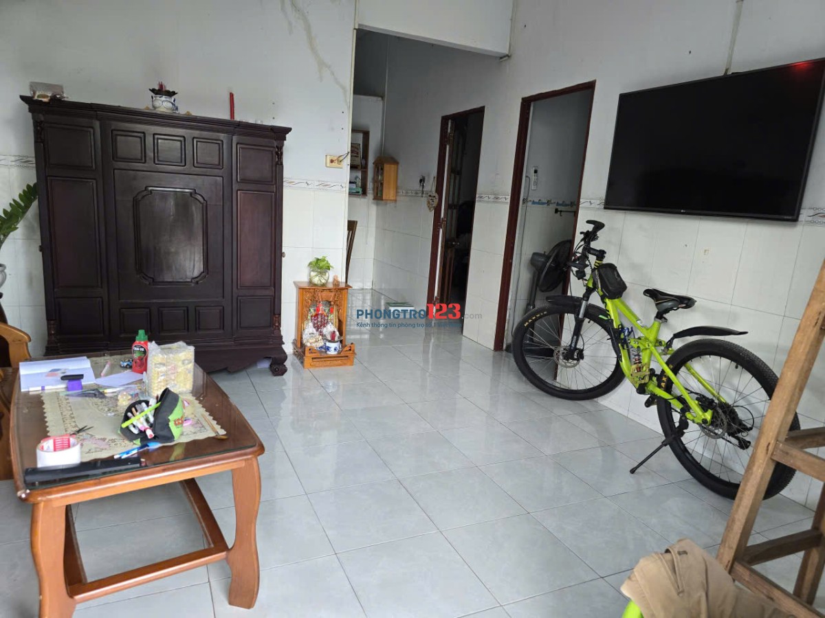 Cần cho thuê nhà cấp 4 có sân đậu xe hơi và sân vườn rộng rãi