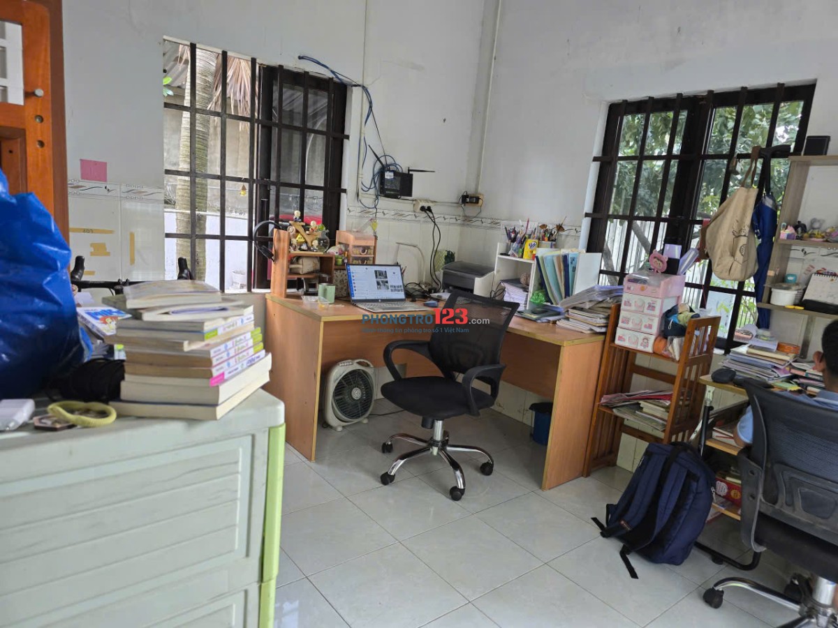 Cần cho thuê nhà cấp 4 có sân đậu xe hơi và sân vườn rộng rãi