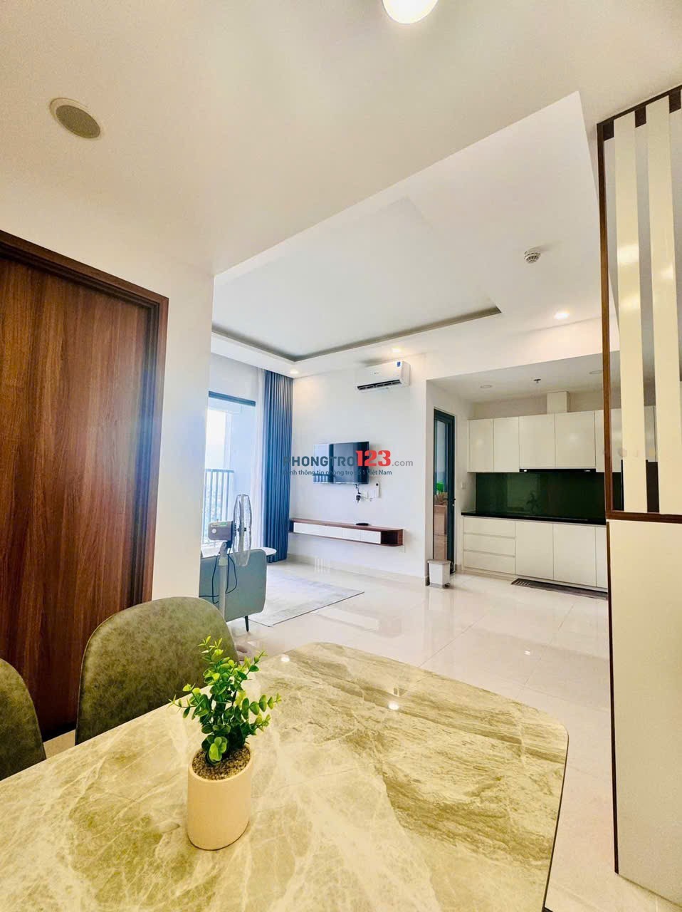 Căn hộ Oriental Plaza, Tân Phú căn 3p ngủ full nội thất giá 15,5tr