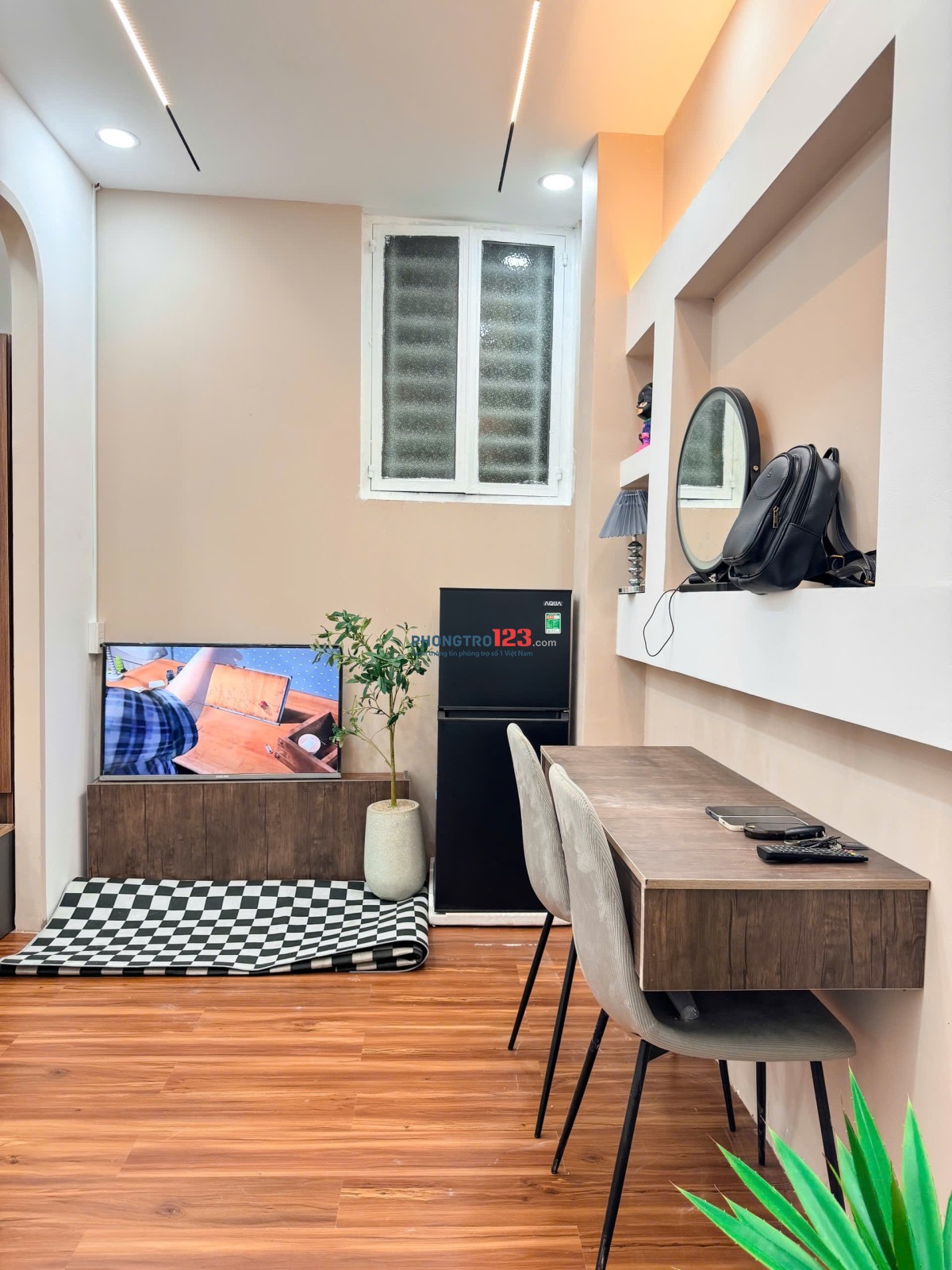 Cho thuê căn hộ 1 phòng ngủ – Full nội thất, cửa sổ trời giá chỉ từ 5tr – Gần Etown Cộng Hoà, K300