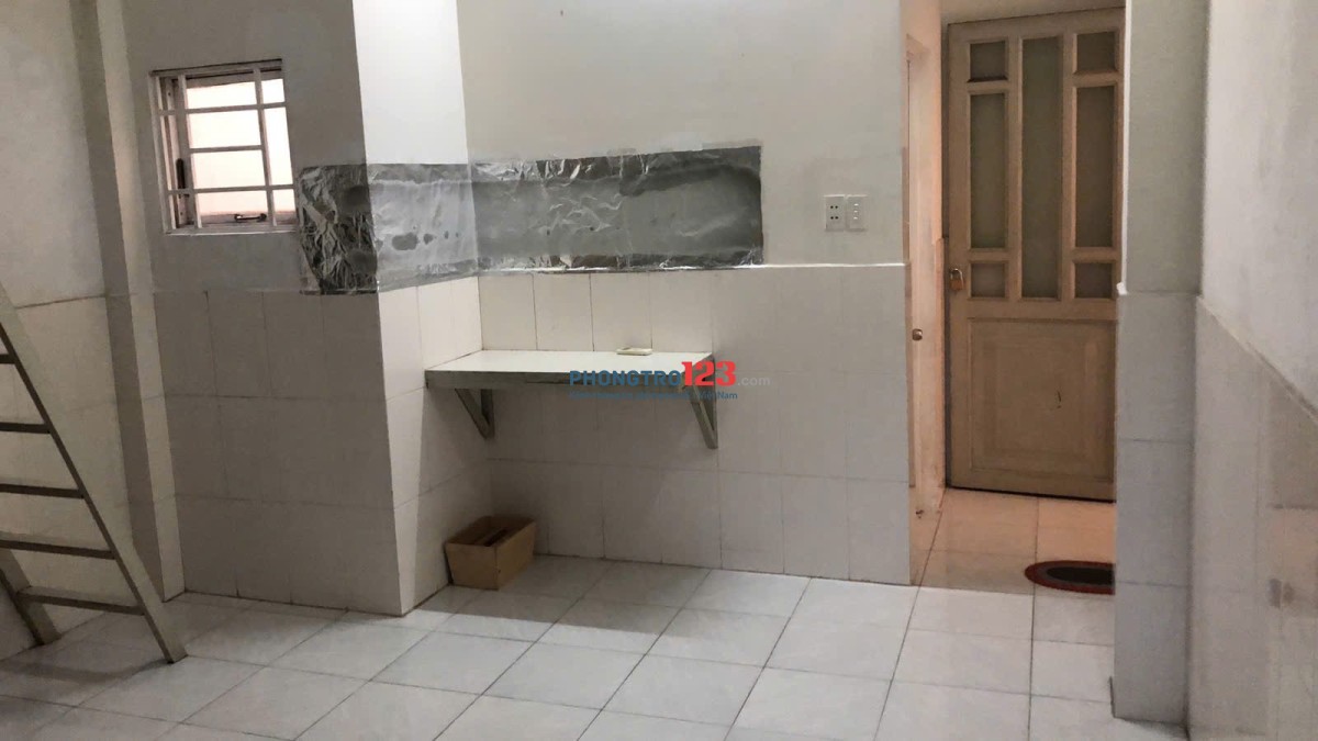 Phòng trọ chung chủ nhà lối đi riêng lầu 2, diện tích 25, gần chợ 200 nhà thờ, trường học, tôn Đản