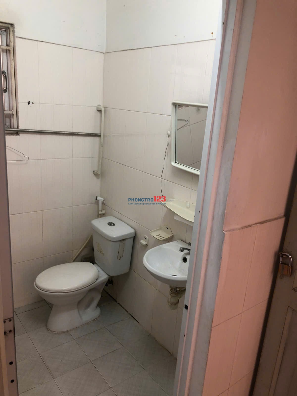 Phòng trọ chung chủ nhà lối đi riêng lầu 2, diện tích 25, gần chợ 200 nhà thờ, trường học, tôn Đản